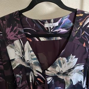 Parker Silk beauty! Beautiful dress with ruffled sleeves.